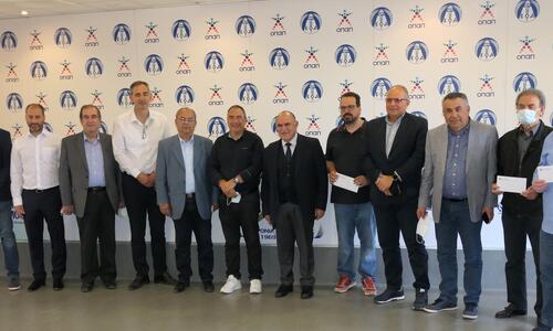 Παραδόθηκαν χορηγίες από τον ΚΟΑ στα προσφυγικά σωματεία thumb