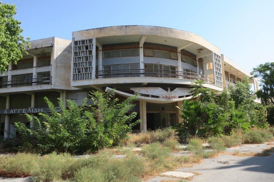 52 χρόνια πίσω: Το εγκαταλελειμμένο «Καλλιμάρμαρο Οίκημα» της «Κυρίας» (Video) thumb