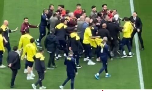 Ένταση πριν το ντέρμπι τίτλου: Σύρραξη παικτών στο ζέσταμα (Βίντεο) thumb
