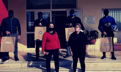 Πήραν δώρα στα παιδιά οι Μαχητές thumb