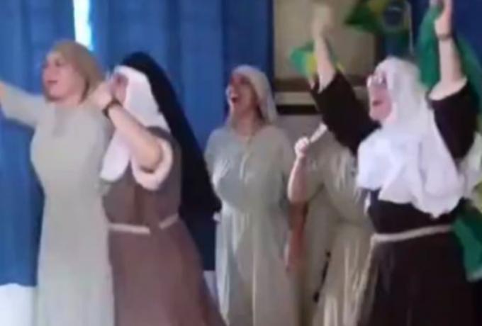 Viral οι καλόγριες που πανηγύρισαν έξαλλα το γκολ της Βραζιλίας (vid) thumb