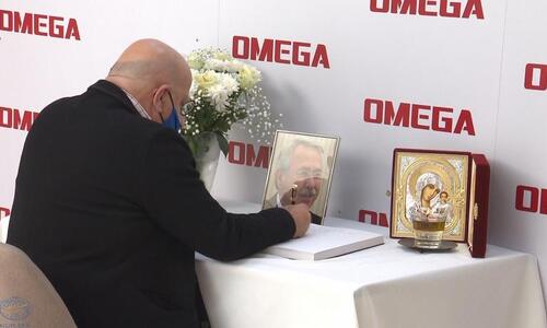 Ο Κούμας υπέγραψε το βιβλίο συλλυπητηρίων για τον Σωκράτη Χάσικο thumb