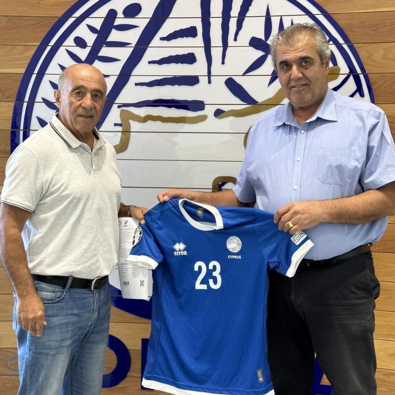 Φανέλα της Εθνικής μας στον Τάκη Παπέττα thumb