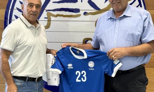 Φανέλα της Εθνικής μας στον Τάκη Παπέττα thumb