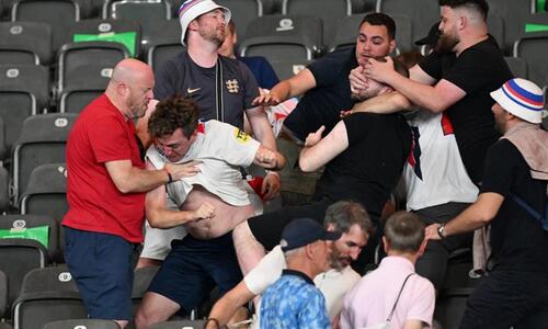 Άγγλοι οπαδοί πλακώθηκαν μεταξύ τους στη διάρκεια του τελικού (Βίντεο) thumb