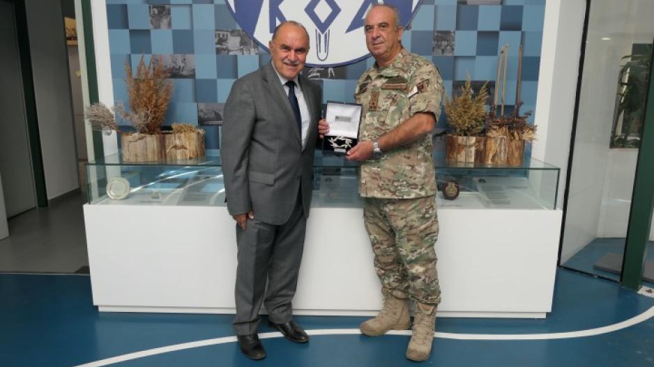 Ο Πρόεδρος του ΚΟΑ τίμησε τον Υπαρχηγό του ΓΕΕΦ thumb