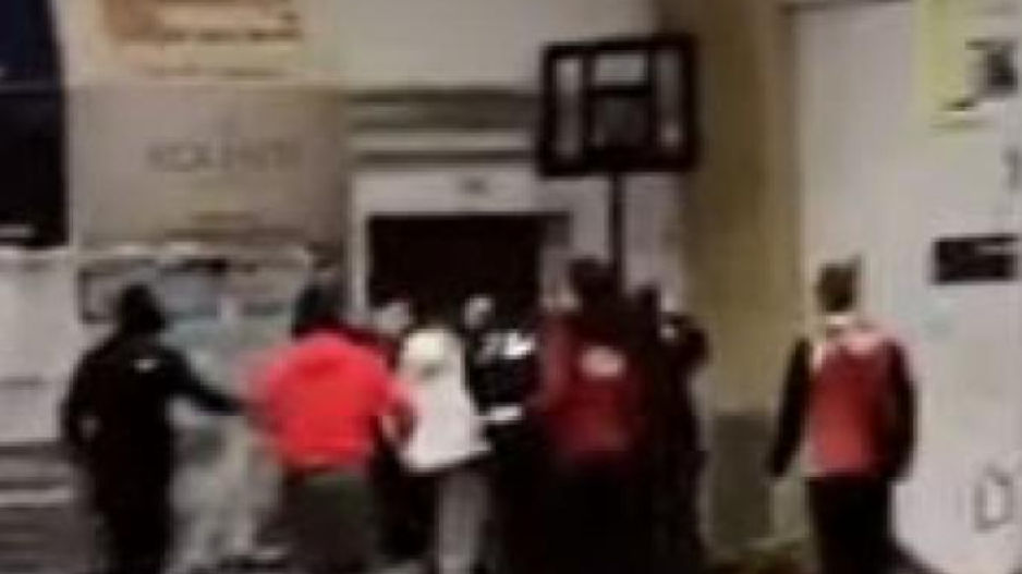 Άγριο ξύλο: Απίστευτες σκηνές σε αγώνα βόλεϊ! (Βίντεο) thumb