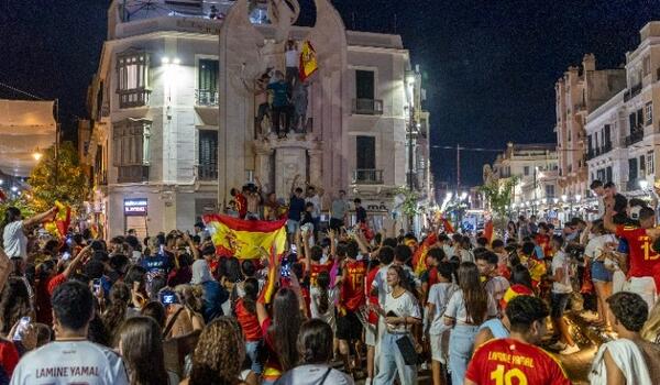 Τραγωδία: Νεκρός, από κατάρρευση συντριβανιού, Ισπανός έφηβος στη διάρκεια των πανηγυρισμών image