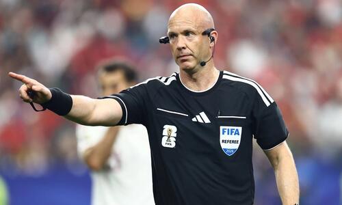 Ο σπουδαίος Άγγλος διαιτητής Άντονι Τέλιορ κρέμασε τη σφυρίχτρα του thumb