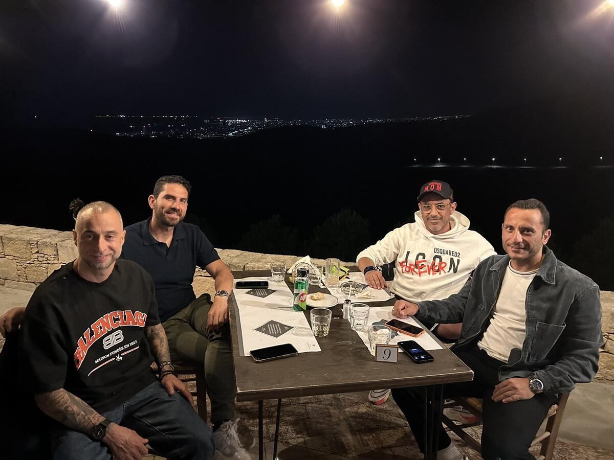 Ωραία και μερακλήδικη ποδοσφαιρική παρέα! (ΦΩΤΟΣ) thumb
