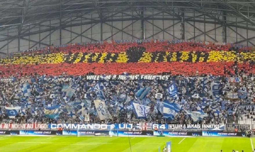 Οι ultras της Μαρσέιγ σήκωσαν πανό «Viva Roja» πριν την πρεμιέρα! thumb