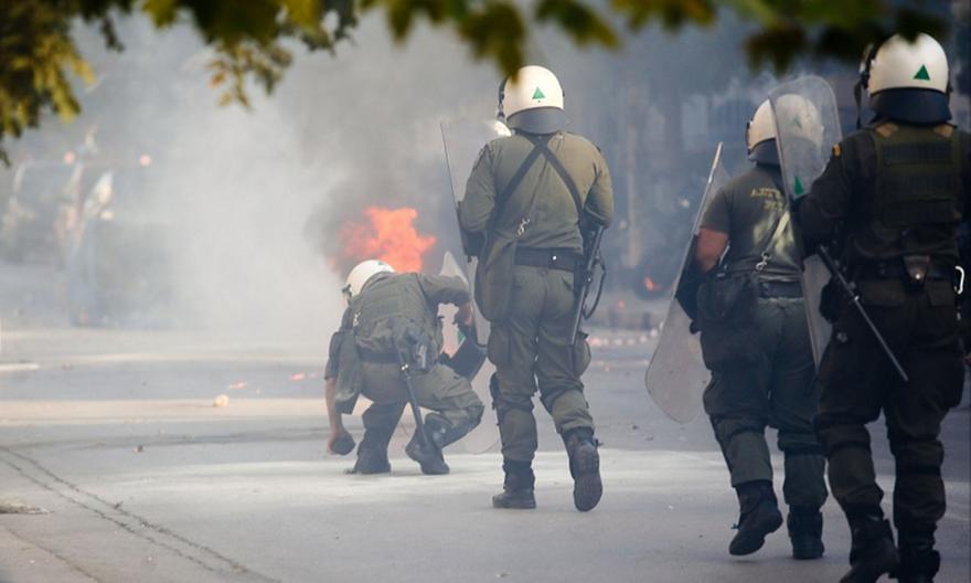 Βίντεο: Οι σφοδρές συγκρούσεις της αστυνομίας με οπαδούς του Ολυμπιακού thumb