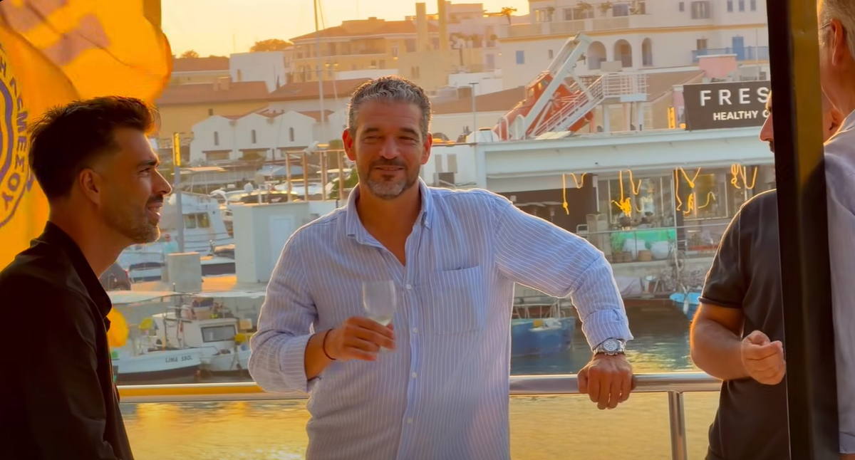 Δεξιώθηκε εν πλω την ομάδα ο πρόεδρος! (vid) thumb