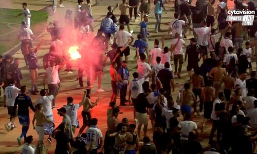 Πανικός με το σφύριγμα (pics/video) thumb