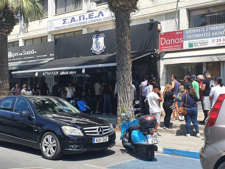 Ουρές για ένα εισιτήριο στο Apollon Official Store (pics) thumb