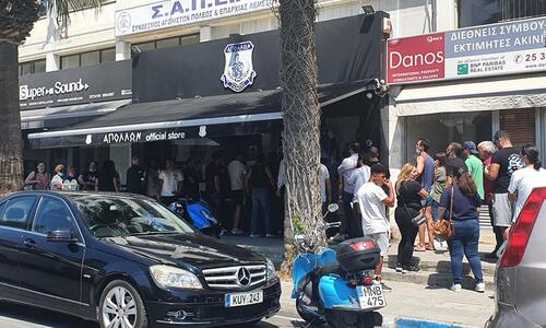 Ουρές για ένα εισιτήριο στο Apollon Official Store (pics) thumb