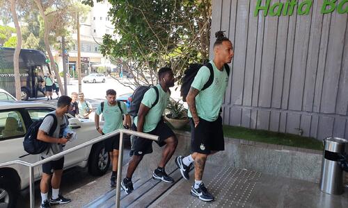 Όταν έφτασε η αποστολή της Μακάμπι (Video/Sportime) thumb