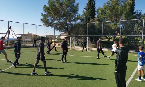 Ωραίες εικόνες: Παίκτες του Άρη παίζουν μπάλα με παιδιά στο Aphrodite Hills! (Βίντεο-Φώτος ST) thumb