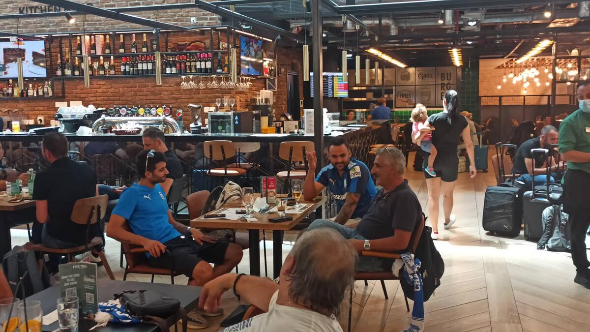 Στο αεροδρόμιο οι πρώτοι Απολλωνίστες (pics) thumb