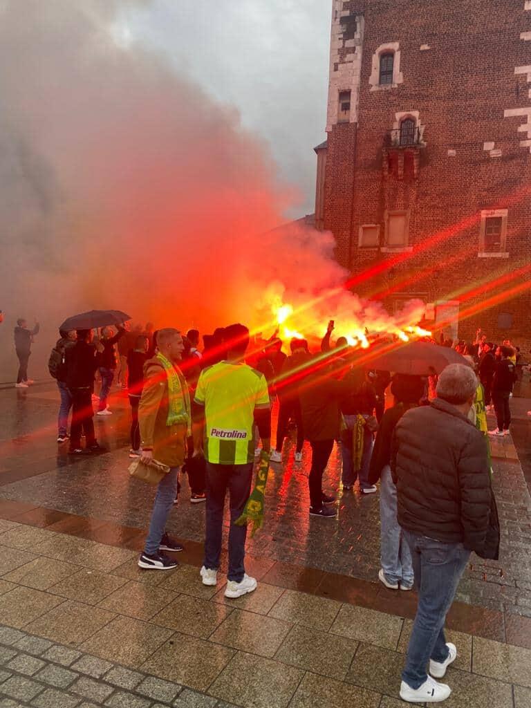 Φοβερή ατμόσφαιρα οι ΑΕΚτζήδες στην Πολωνία - Έκαναν δική τους την πλατεία! (vids+pics) thumb