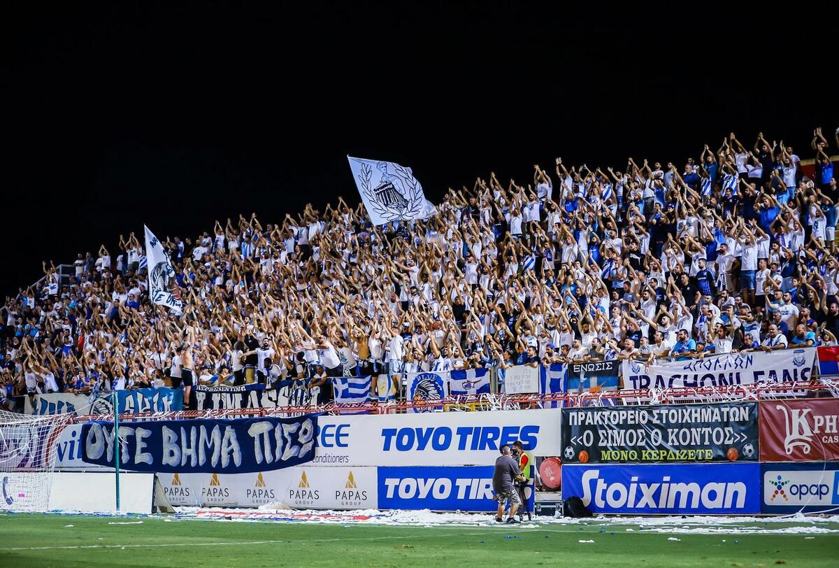 Αποθεώνει τον κόσμο του (pic) thumb