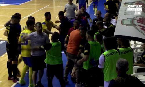 Φωτογραφίες: Άναψαν τα αίματα στο φούτσαλ  thumb
