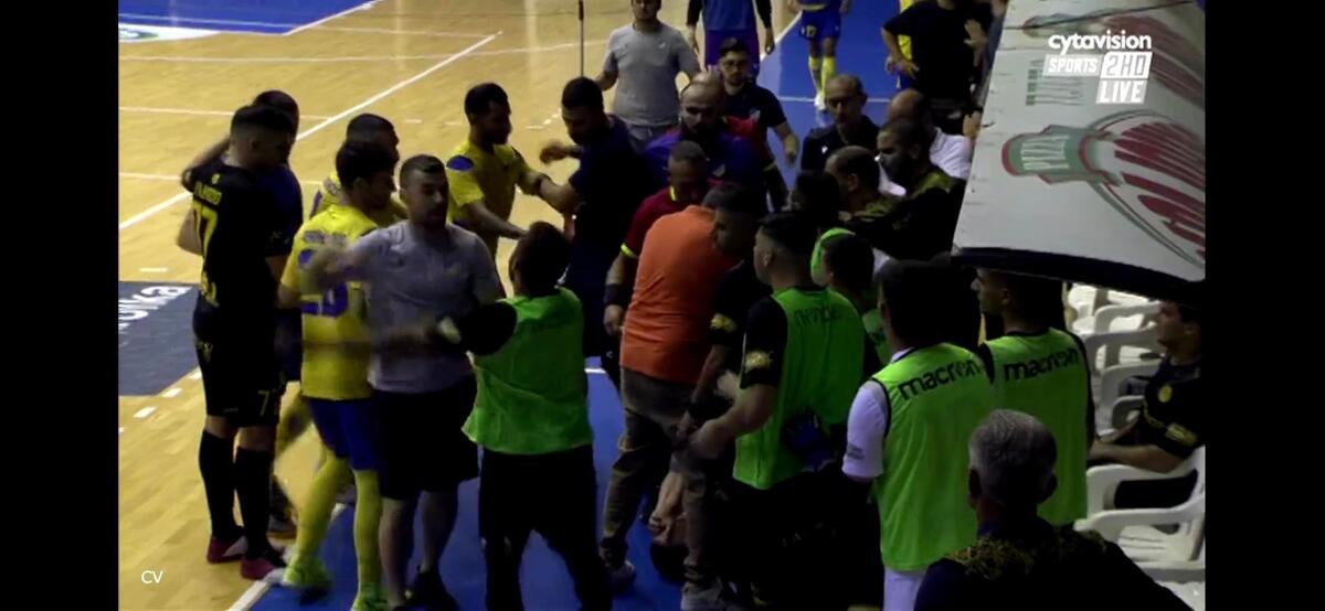 Φωτογραφίες: Άναψαν τα αίματα στο φούτσαλ  thumb