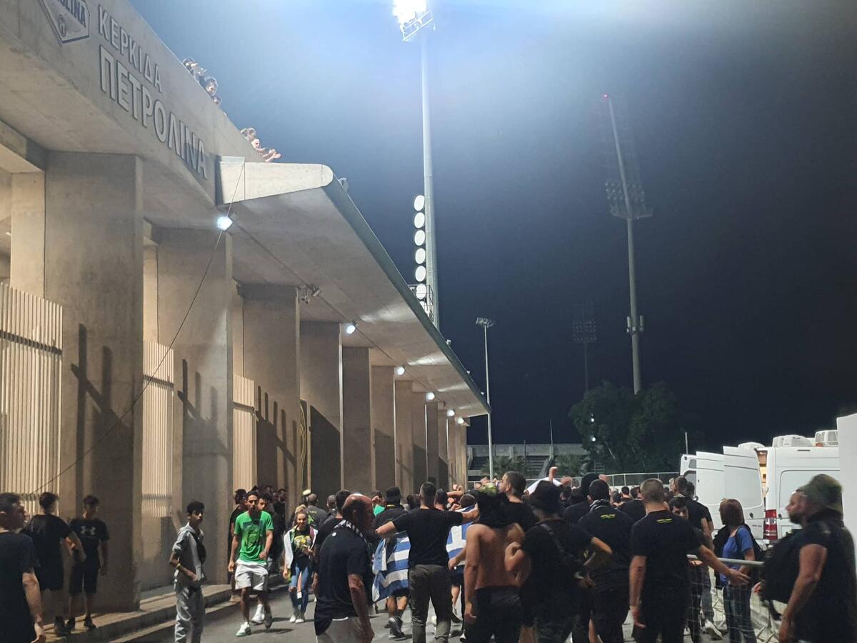 Έφτασαν Αρένα οι οργανωμένοι (φωτογραφίες) thumb