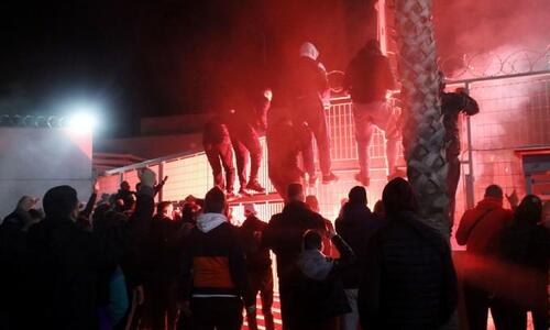 Πανικός στου Ρέντη, υποδοχή από χιλιάδες κόσμου! thumb
