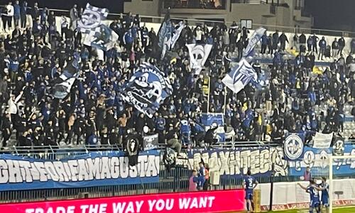 Φοβερή στιγμή: Ο Ουάρντα ανέβηκε στην κερκίδα των οργανωμένων! (Βίντεο ST) thumb
