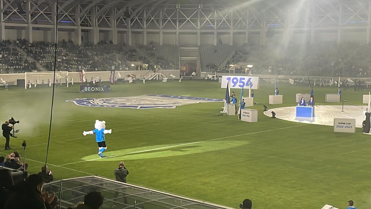 Πάτησε γήπεδο η μασκότ και έγινε πανικός (βίντεο/εικόνες) thumb