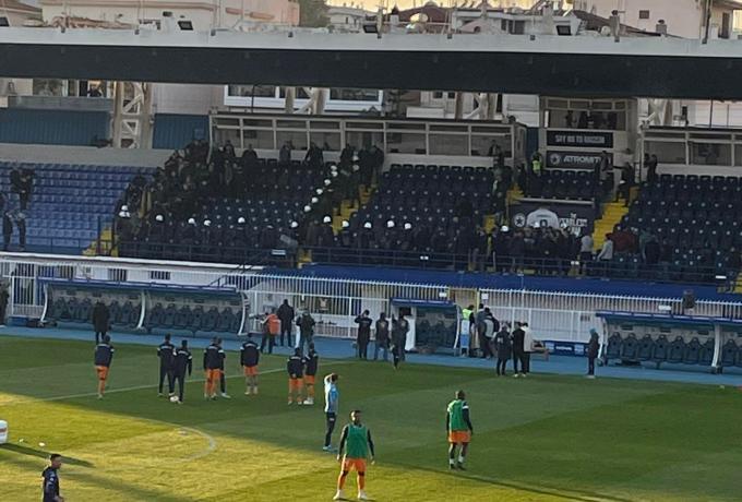 «Χαμός» στο Περιστέρι με συμπλοκές οπαδών thumb