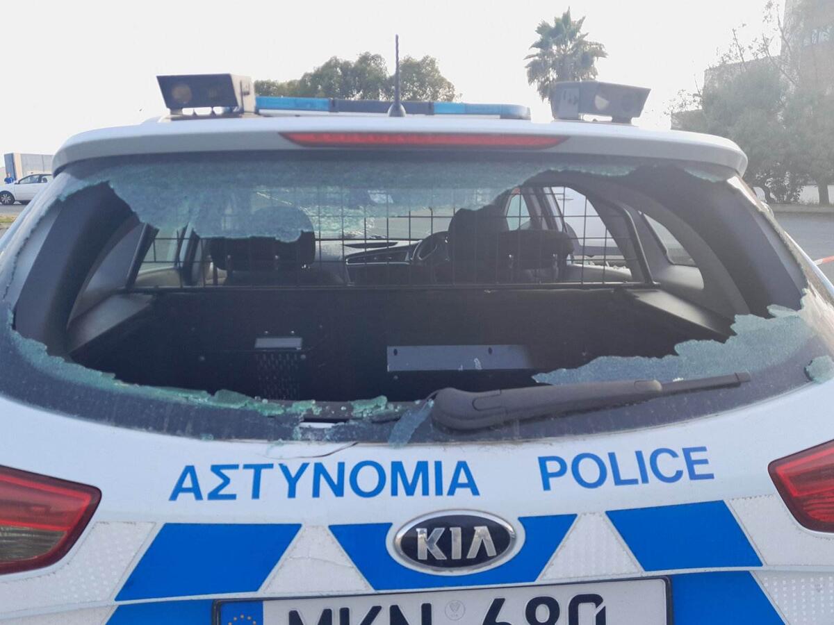 Ζημιές και σε περιπολικά thumb