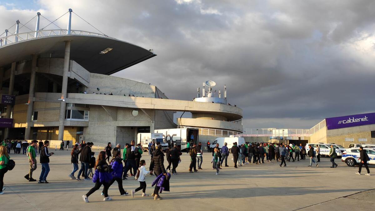Κοσμοσυρροή έξω από τη Δυτική λίγο πριν τη σέντρα (Φώτος ST) thumb