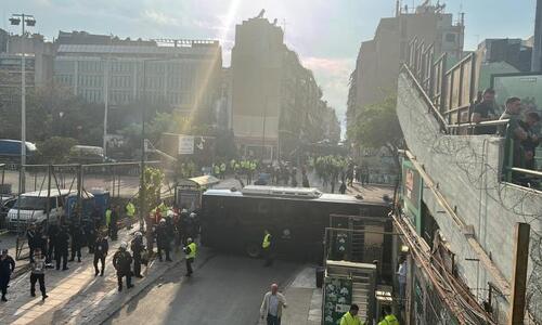 Ένταση, δακρυγόνα και τραυματισμοί έξω από την Λεωφόρο thumb