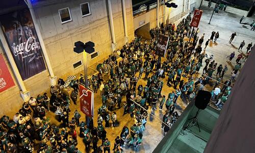 Πλάνα ST: Χαμός έξω από τη Δυτική μετά τον τελικό! thumb