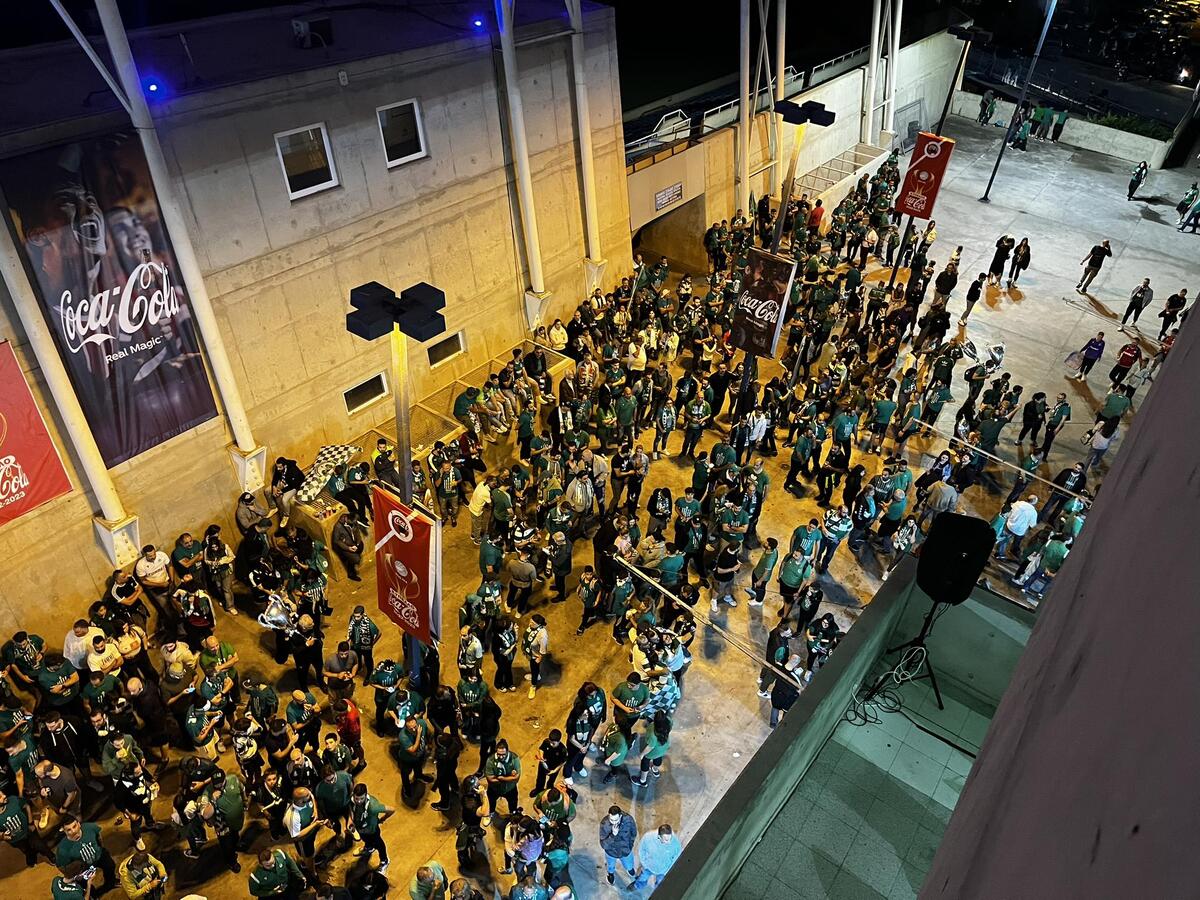 Πλάνα ST: Χαμός έξω από τη Δυτική μετά τον τελικό! thumb