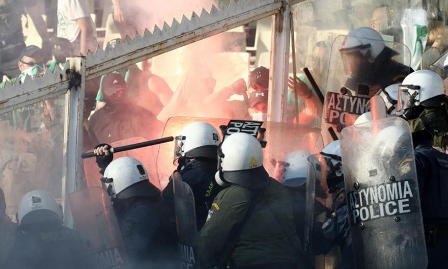 Απρόκλητη επίθεση με γκλομπ από τα ΜΑΤ καταγγέλλει ο ΠΑΟΚ! thumb
