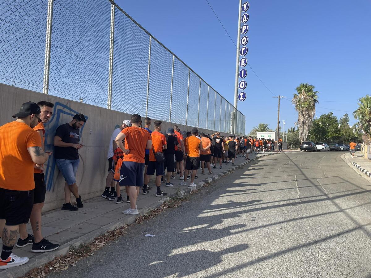 Ουρά στα ταμεία από τους ΑΠΟΕΛίστες (ΦΩΤΟΣ) thumb