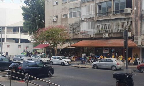 Δίπλα - δίπλα ΑΕΚτζήδες και φίλοι της Μακάμπι στο pre-game (ΦΩΤΟ ST) thumb