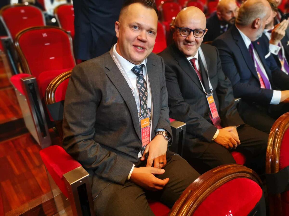 Η αντιπροσωπεία του Άρη ποζάρει στο φακό του Sportime thumb