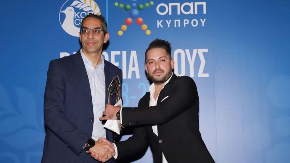 Παραμένει στην προεδρία thumb