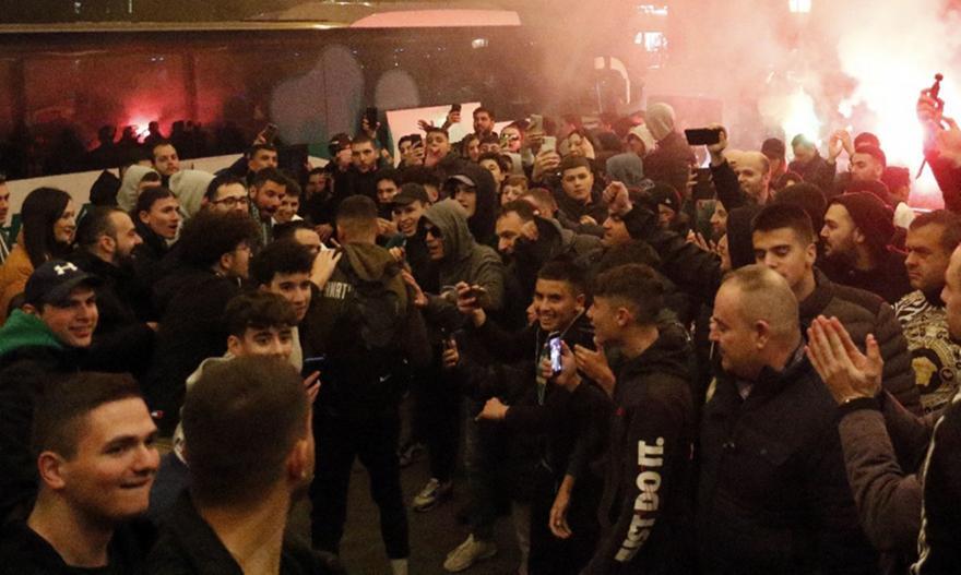 Ντόπες από τον κόσμο του Παναθηναϊκού έξω από το ξενοδοχείο thumb