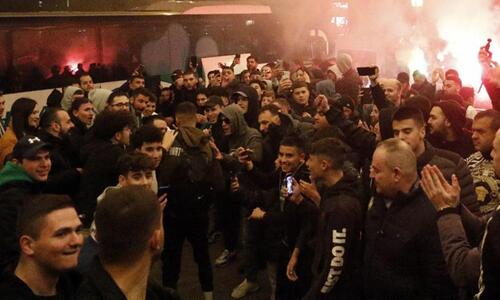 Ντόπες από τον κόσμο του Παναθηναϊκού έξω από το ξενοδοχείο thumb