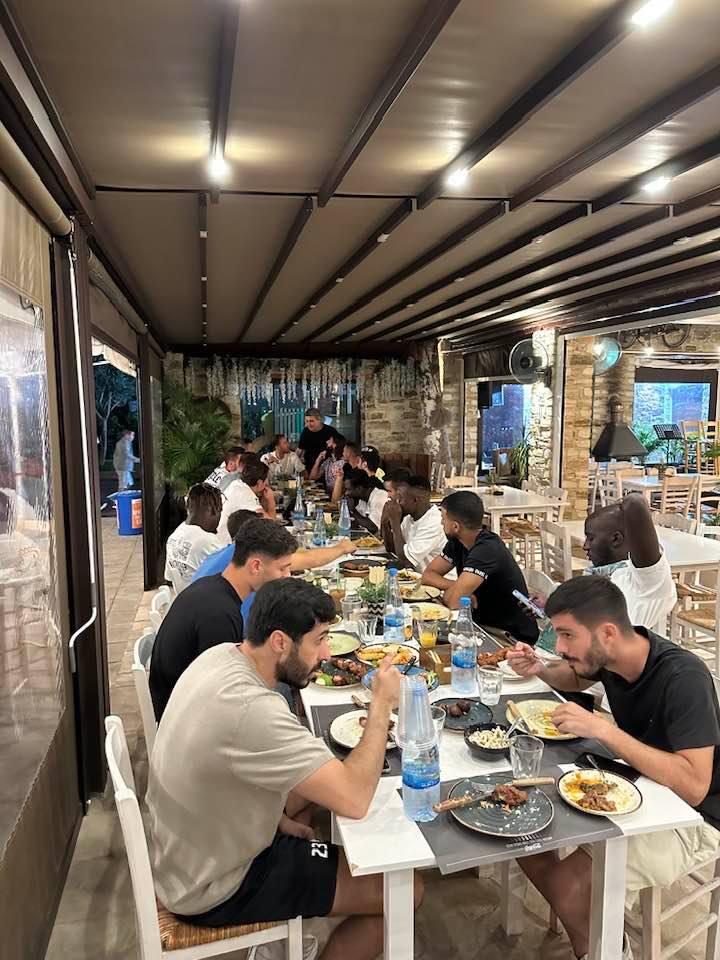 Τι κι' αν είναι τελευταίοι; Ο πρόεδρος τους τραπέζωσε! thumb