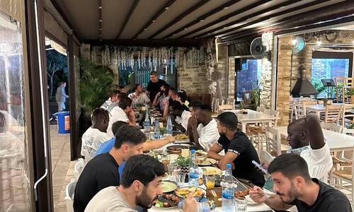 Τι κι' αν είναι τελευταίοι; Ο πρόεδρος τους τραπέζωσε! thumb
