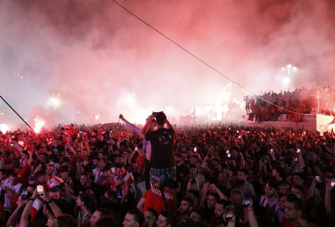 «Κάηκε» ο Πειραιάς στην άφιξη των Κυπελλούχων Ευρώπης (ΒΙΝΤΕΟ) thumb