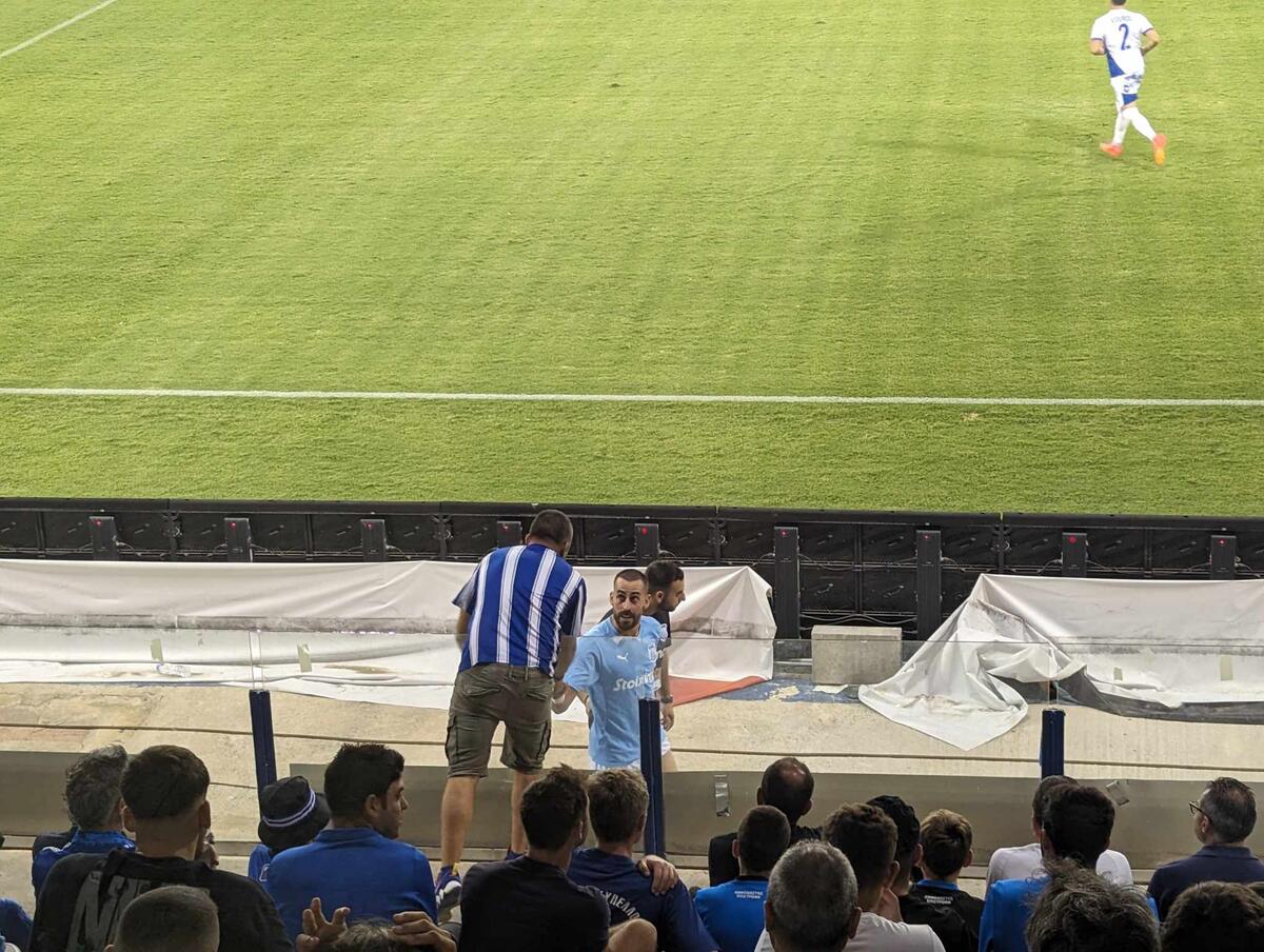 ΦΩΤΟ ST: Όμορφη στιγμή στο «ΠΑΠ» ανάμεσα σε οπαδό της Ανόρθωσης και Χάμπο thumb