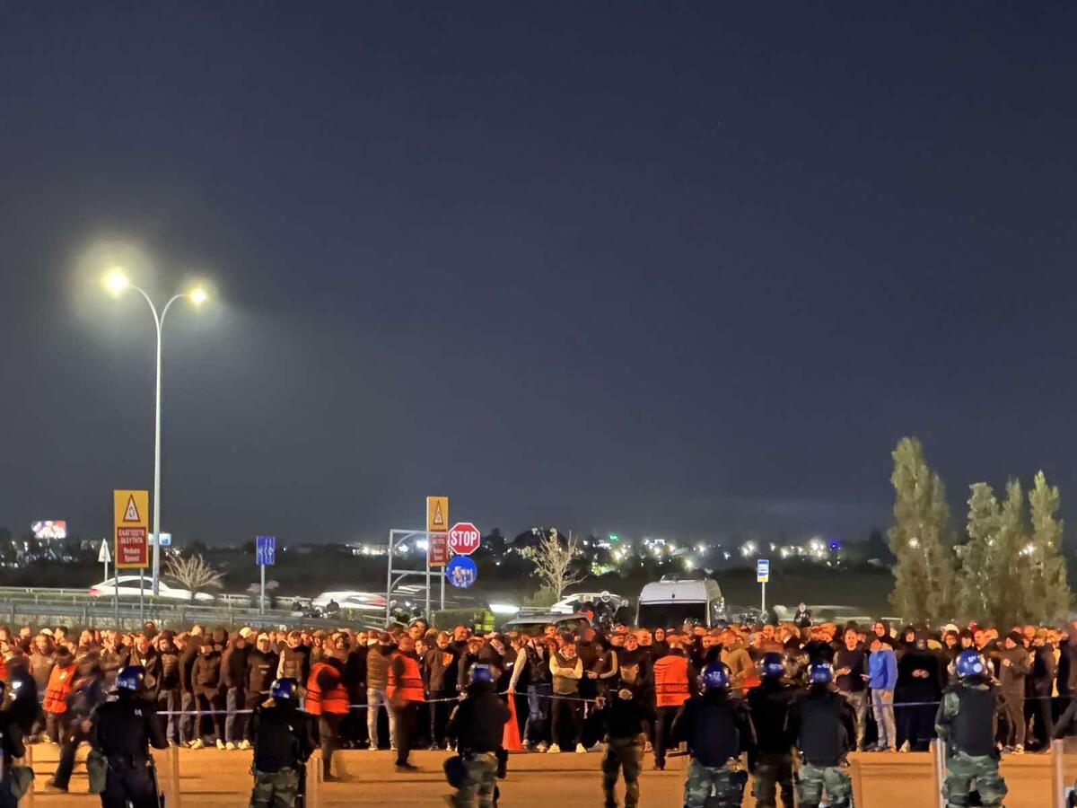 Φωτογραφίες ST: Έξω από τη νότια οι Πολωνοί οπαδοί!  thumb
