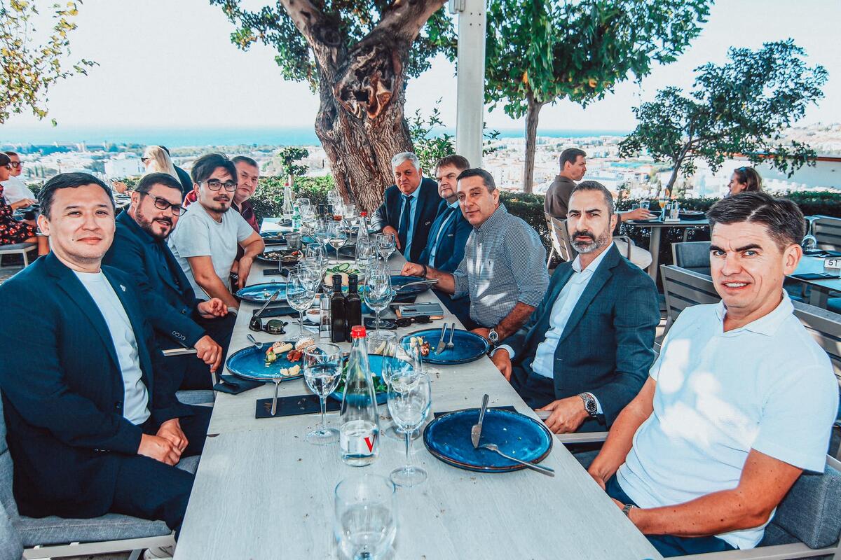 Επίσημο γεύμα από Πάφο σε Αστάνα πριν το ματς (φωτογραφίες) thumb